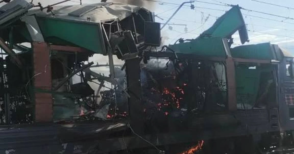 На Дніпропетровщині БПЛА влучив у локомотив пасажирського поїзда: пасажирів евакуювали
