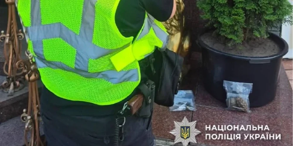 Поліція Києва вилучила гранати та запал із куртки на перилах біля ресторану