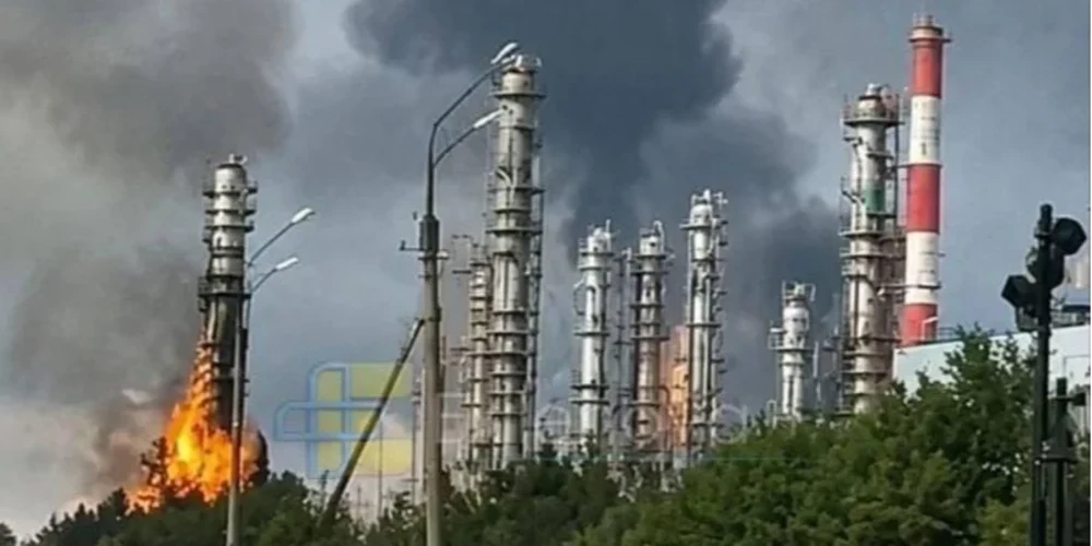 Черга легкових автомобілів на автозаправній станції в Росії під час дефіциту пального