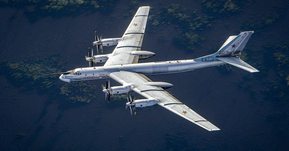 Російський бомбардувальник-ракетоносій Ту-95МС на аеродромі