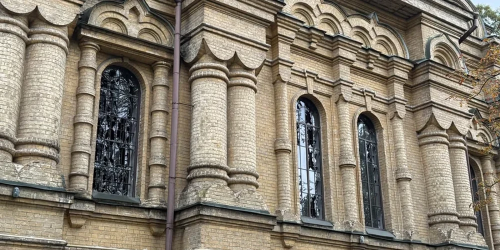 У Києві через нічну атаку РФ постраждав храм на Пріорці: ключові факти