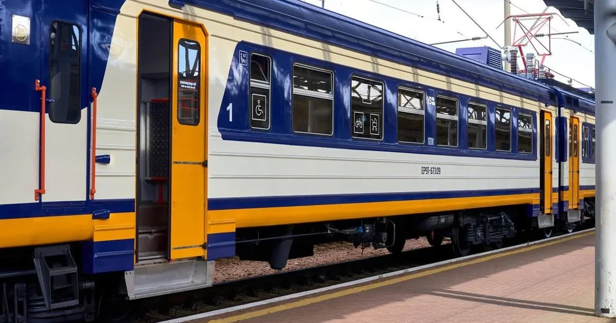 Пасажирський вагон Укрзалізниці на станції під час оголошення тривоги