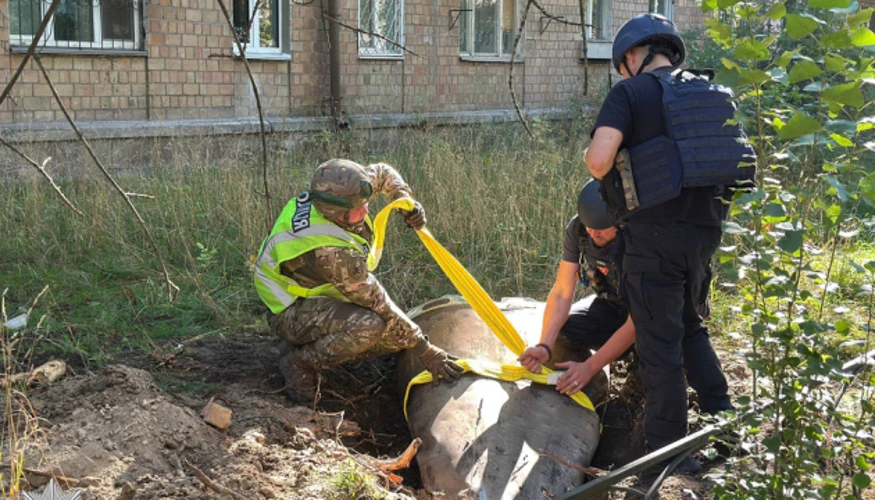 У Києві вибухотехніки перевели у безпечний стан дві бойові частини ракет біля житла