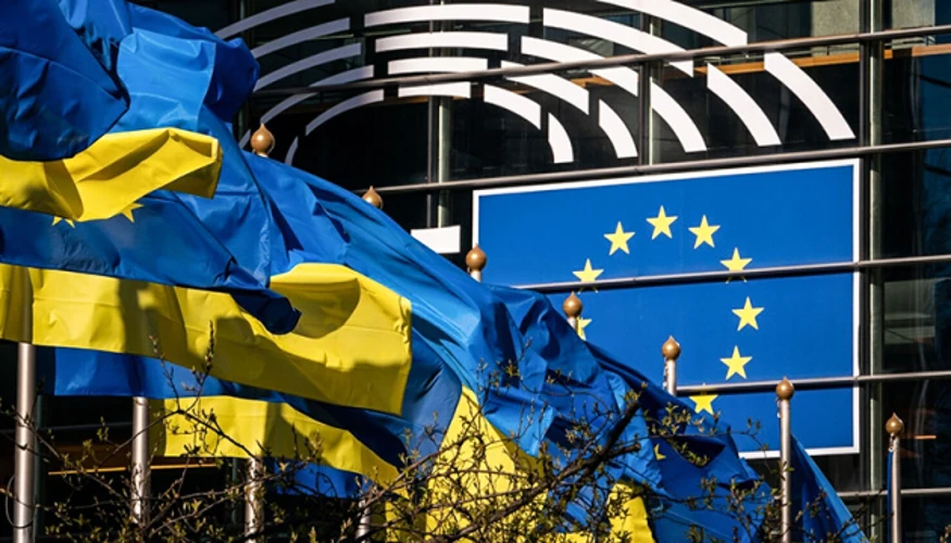 Логотип ЄС на тлі української символіки оборонної промисловості