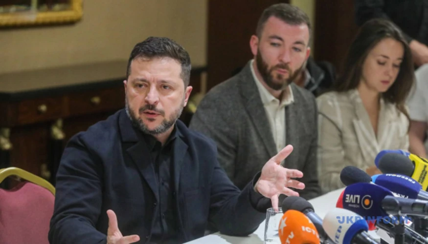 Президент Володимир Зеленський під час спілкування зі ЗМІ
